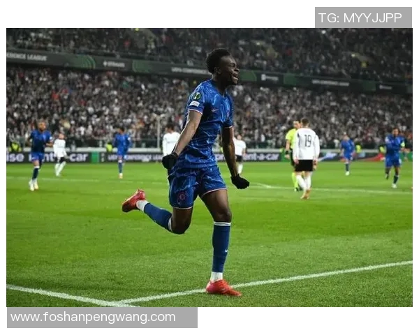 足球明星乔治赫斯特的传奇生涯与对现代足球的深远影响探讨