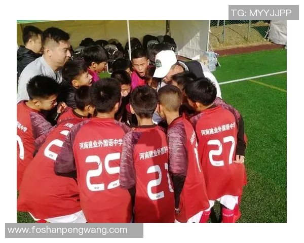 从贫困少年到绿茵传奇足球明星的奋斗与梦想之路