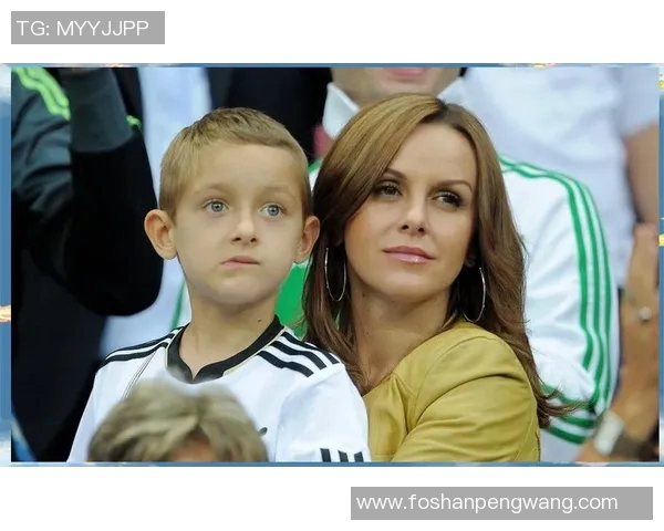 足球明星亲自送鞋大揭秘球场外的温暖与时尚交汇